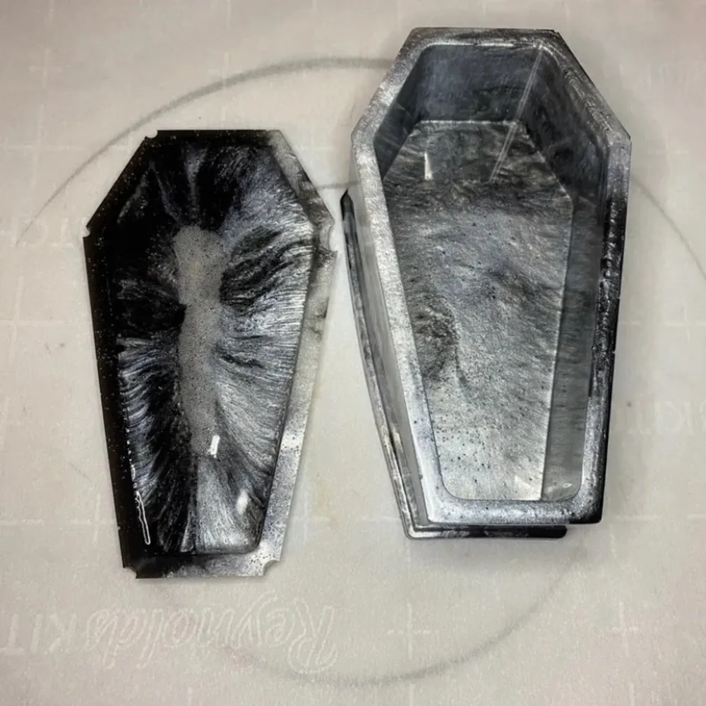 Resin coffin with a lid